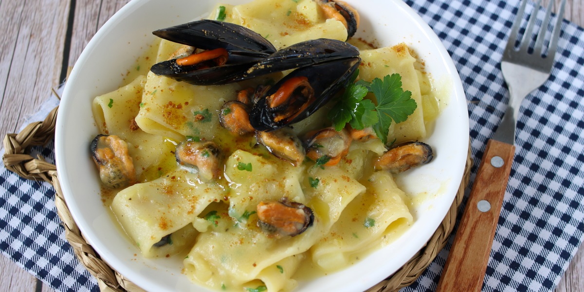 Paccheri con crema di patate e cozze con la bottarga