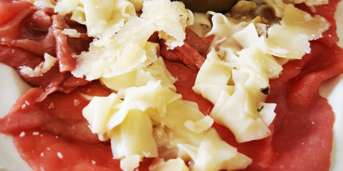 Carne cruda all'albese con Tagliatelle al tartufo e scaglie di parmigiano