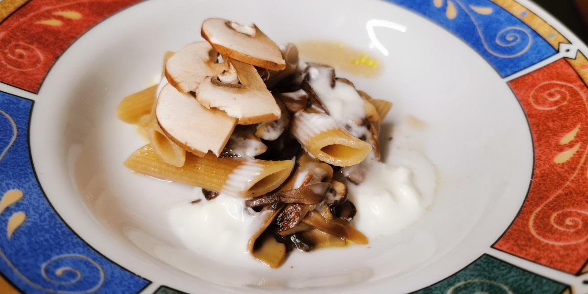 Penne integrali Bio saltate con funghi champignon crema e colatura  di stracchino