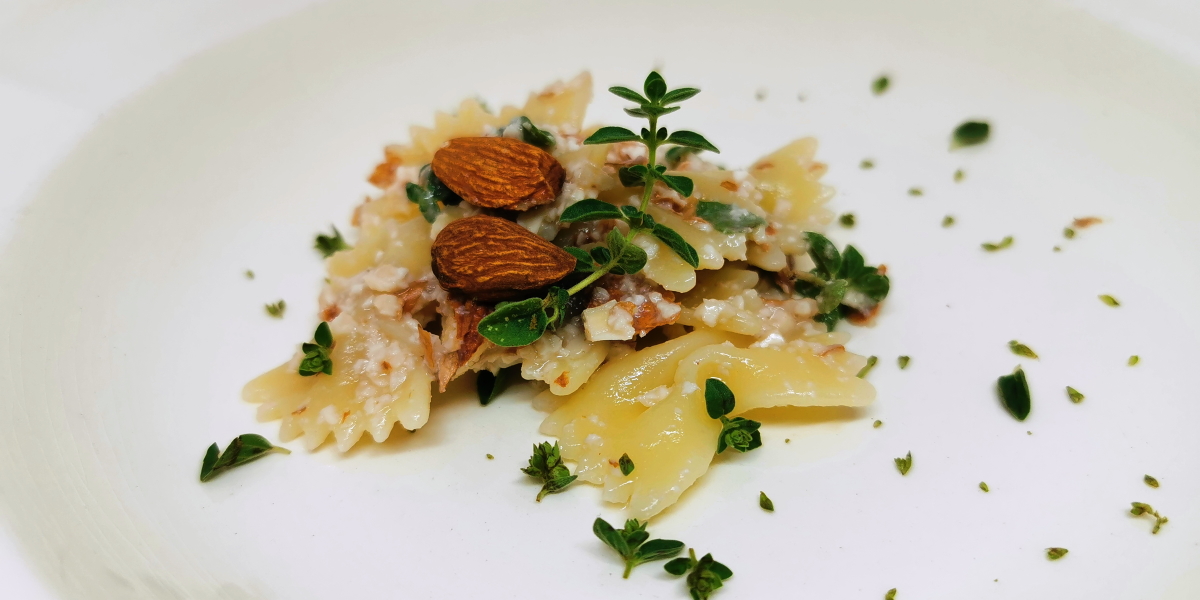 Farfalle in Crema di Mandorle e Origano Fresco