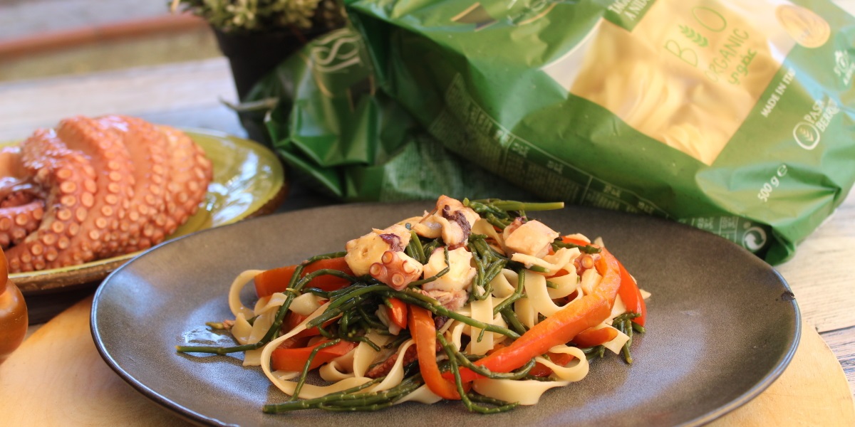 Tagliatelle con polpo, salicornia e peperoni